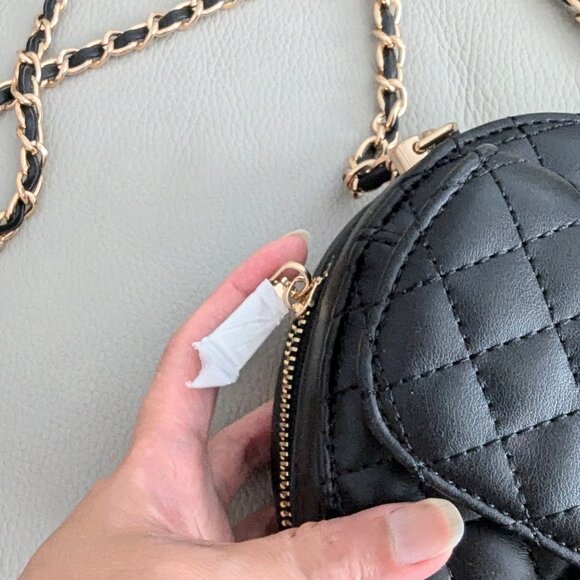 🖤 Chanel Inspired Heart Black Bag w/ Gold Chain - Picture 8 of 8